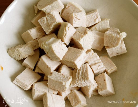 Курицу заранее отварить и нарезать небольшими кубиками.