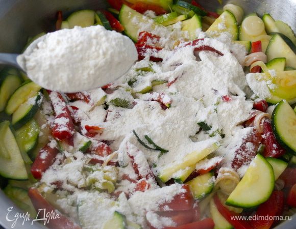 Всыпать к овощам пшеничную муку и обжаривать ее в течение 1 минуты.