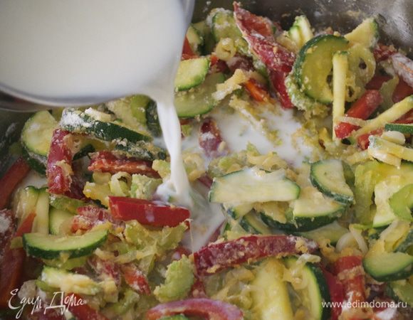 Затем постепенно влить молоко... Варить, помешивая, пока смесь не загустеет.