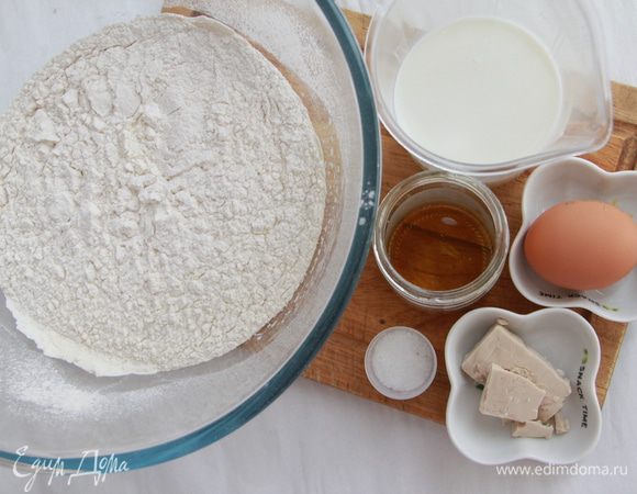 Муку просеять. Подготовить остальные ингредиенты для теста: молоко слегка подогреть и развести в нём дрожжи, мёд и соль; туда же вбить яйцо. Соединить муку с молочной смесью.