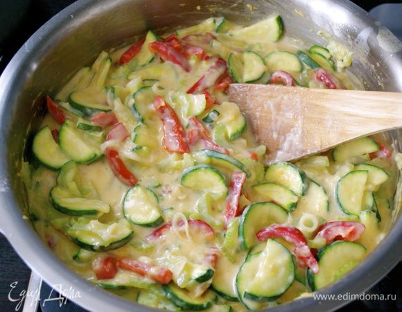 Продолжать тушить помешивая, пока смесь не загустеет.