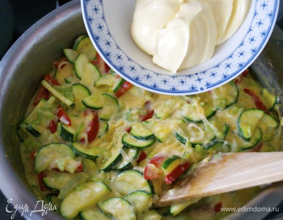 Снять с огня и добавить майонез (у меня свой, домашний), 2/3 тертого сыра, посолить и поперчить по вкусу.