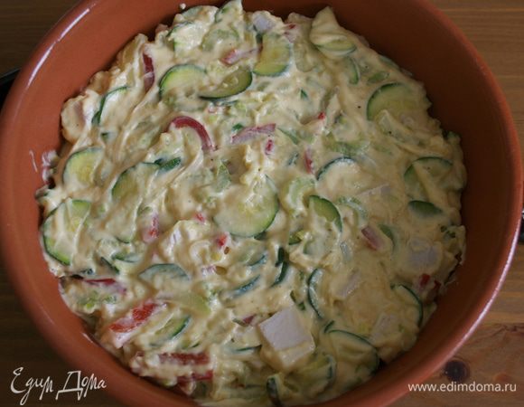 Переложить смесь в огнеупорное блюдо. Положить сверху мелко нарезанную курицу и посыпать ее оставшимся сыром.