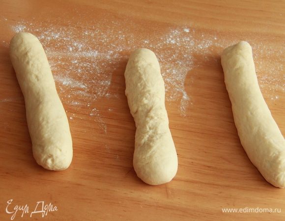 Через час тесто разделить на три равные части (для совершенной точности взвешиваю куски), сформировать три колбаски-жгутика.