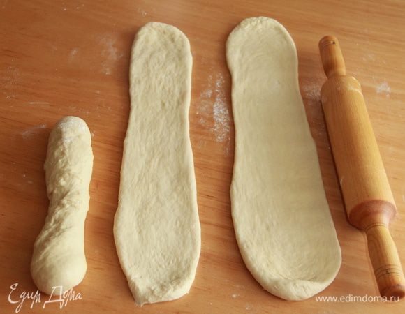 Раскатать каждый жгутик в длину примерно 50 см и в ширину примерно 10 см.