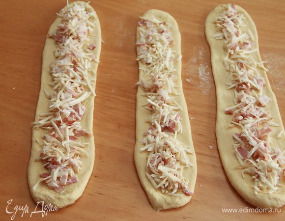 Начинку равномерно распределить на три полоски.