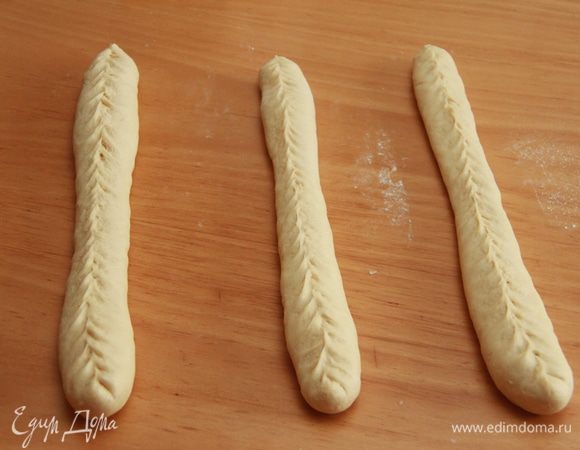 Полоски защипать (можно как вареники! см.как:http://www.edimdoma.ru/club/posts/15092)