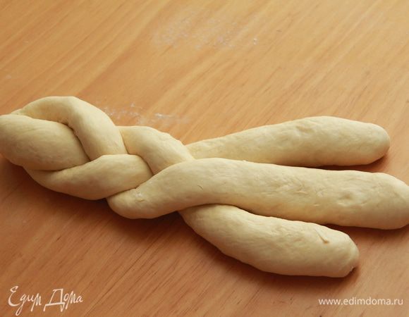 Заплести косу, швами вниз.