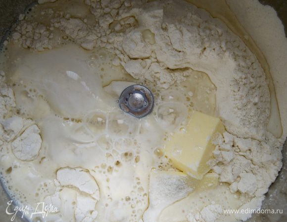 Просеять в миску муку, разрыхлитель и соль. Растереть со сливочным маслом, влить молоко и вымесить мягкое тесто. Я все это сделала в чаше миксера! )))