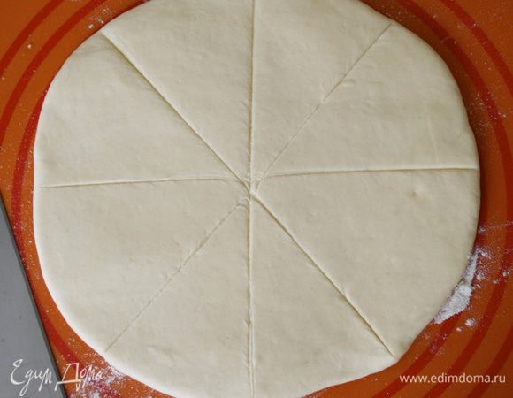 Окончательно вымесить тесто на присыпанной мукой доске, затем раскатать в форме круга толщиной 1,3 см. Разрезать круг на 8 клиньев... 
