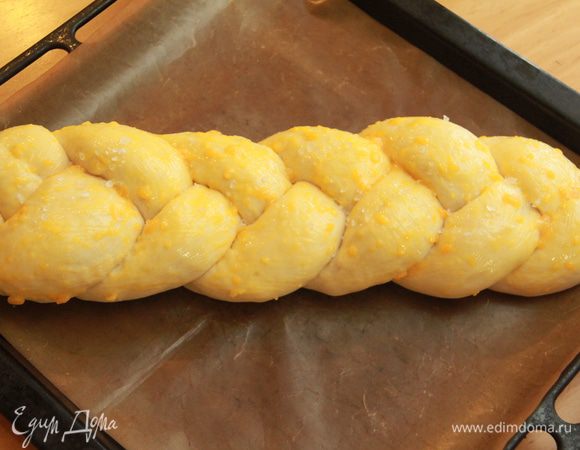 Косу уложить на противень с антипригарным листом. Оставить на подъём ещё на 1 час! (прикрыть полотенцем) 
Смазать тесто смесью желтка с молоком/сливками. Присыпать крупной морской солью. Выпекать в предварительно разогретой до 180*С духовке примерно 30 минут.