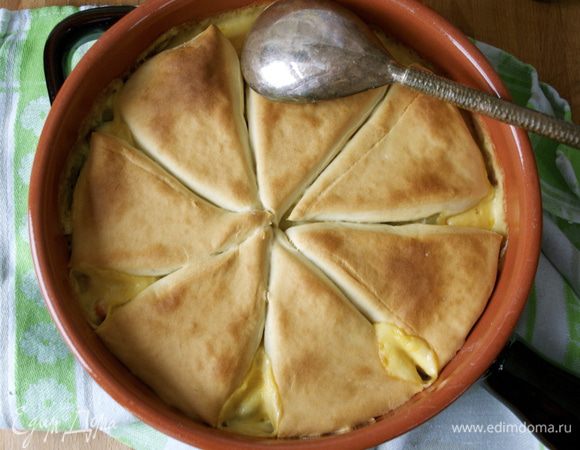 Запекать в разогретой духовке 20 минут, пока куриная смесь не начнет кипеть и пузыриться, а лепешки не зарумянятся до золотисто-коричневого цвета. 