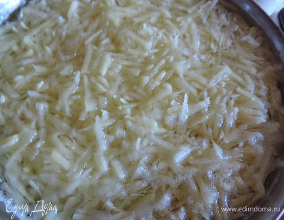 Картофель помыть, очистить, натереть на крупной терке. Залить холодной водой.