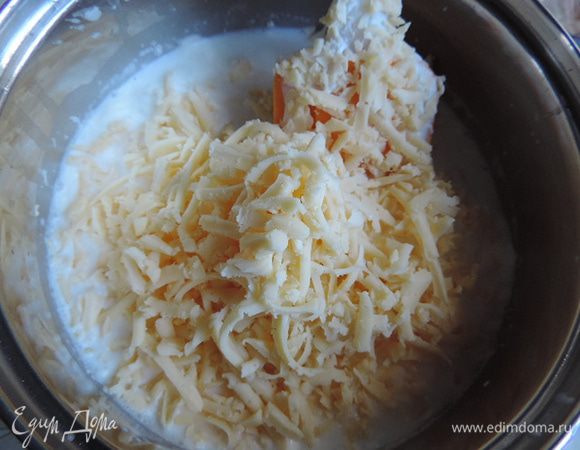 200 грамм твердого сыра (типа "Российский") натереть на крупной терке и смешать со сметаной.