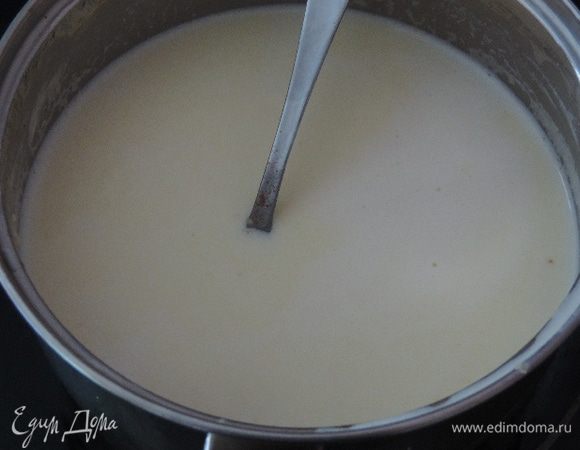 На среднем огне, постоянно помешивая, доводим смесь до однородного состояния. Сыр должен полностью расплавиться. Тогда пробуем массу на соль, если нужно - солим, добавляем по вкусу мускатный орех.