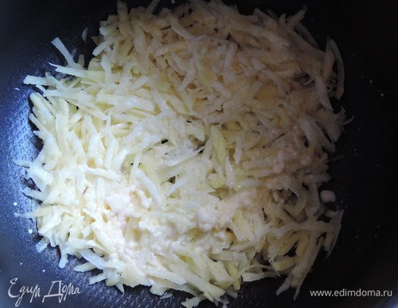 Картофель промываем, сливаем воду. Приступаем к формированию запеканки. На дно кастрюльки-мультиварки выливаем столовую ложку растительного масла, выкладываем немного картофеля. Равномерно его распределяем, слегка (!) солим и смазываем 2-3 ложками сырного соуса. Так чередуем картофель (слегка солим каждый слой) и соус, пока они не закончатся. Последним слоем должен быть соус. Сверху посыпаем оставшимися натертыми 50 граммами сыра. Ставим режим "Выпечка" (у меня 45 минут). После окончания этого режима, я оставила запеканку в режиме "Тушение" еще на один час.