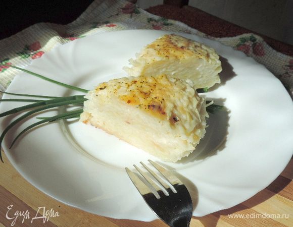 В горячем виде форму запеканка держит не очень хорошо. Но если дать ей остыть до теплого состояния, она будет отлично держать форму и без труда нарезаться на порционные кусочки. Приятного аппетита!!!