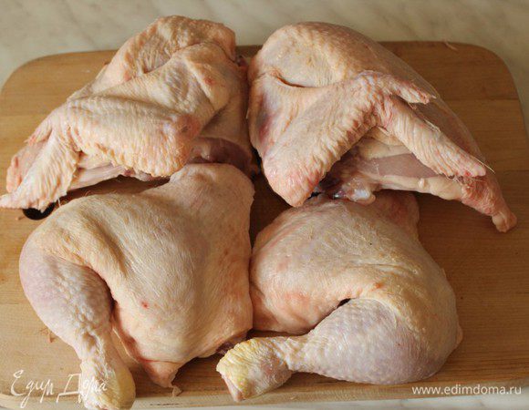 Курицу разрезать на 4 части.