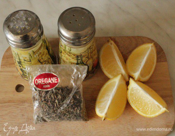 Лимон тоже разрезать на 4 части.