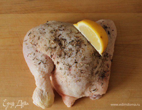 Каждый кусок курицы натереть долькой лимона и смесью соли, перца и орегано.
