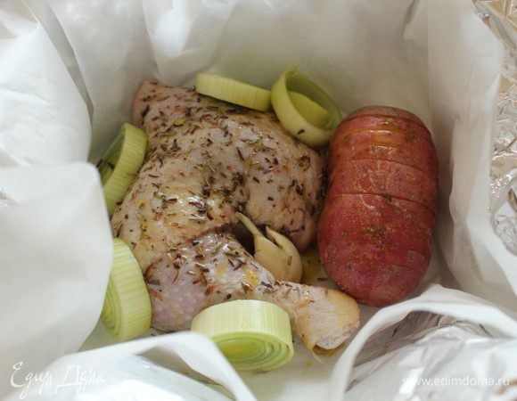 Поднять края "упаковки" наверх, полить сверху оливковым маслом и вином. Завернуть сначала в пергамент, а затем в фольгу. Так поступить со всеми остальными кусками курицы. У нас получается 4 порции.