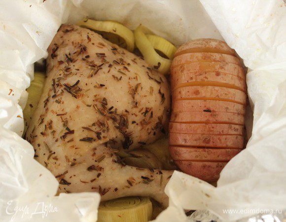 Запекать в разогретой до 200 градусов духовке около часа.