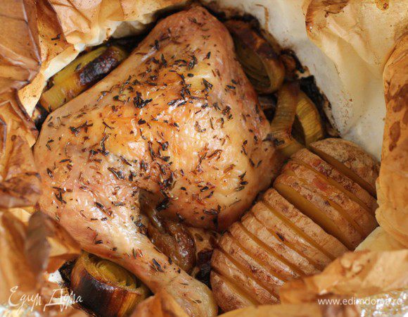 Затем конверты развернуть и дать курице и овощам запечься еще 15-20 минут. Мясо получается очень нежное и вкусное!!! Приятного аппетита!!!