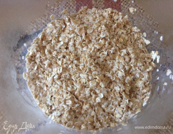 Вскипятить молоко, залить им хлопья.