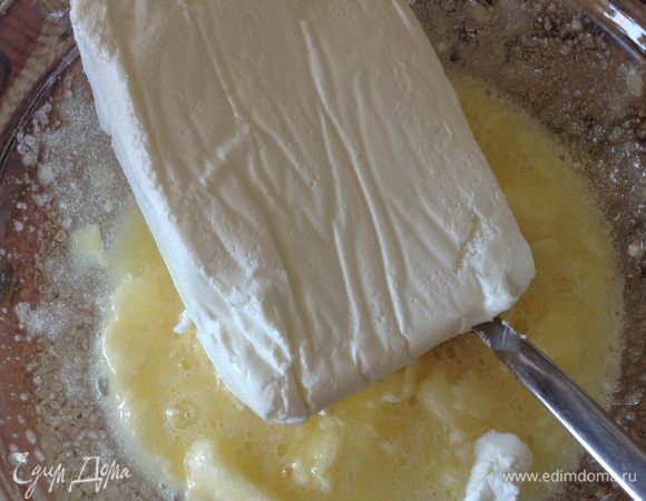 Смешать масло, яйцо, сахар, творог.