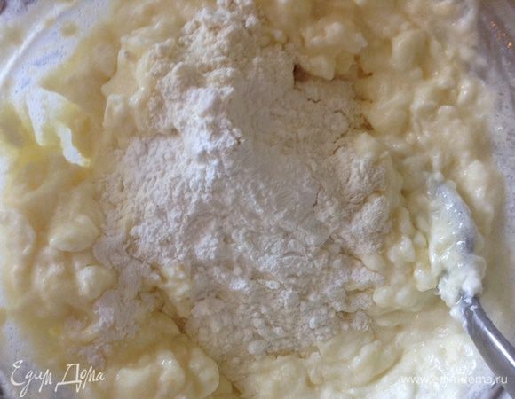 Добавить муку, разрыхлитель, крахмал.