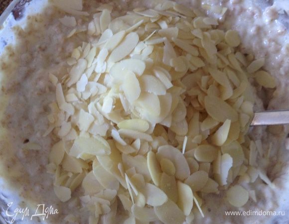 И добавить миндальные лепестки. Все перемешать.