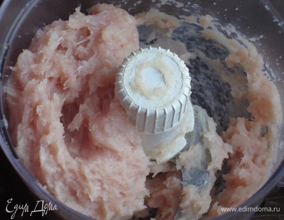 Фрикадельки: Чеснок порубить.Куриное филе измельчить в блендере.