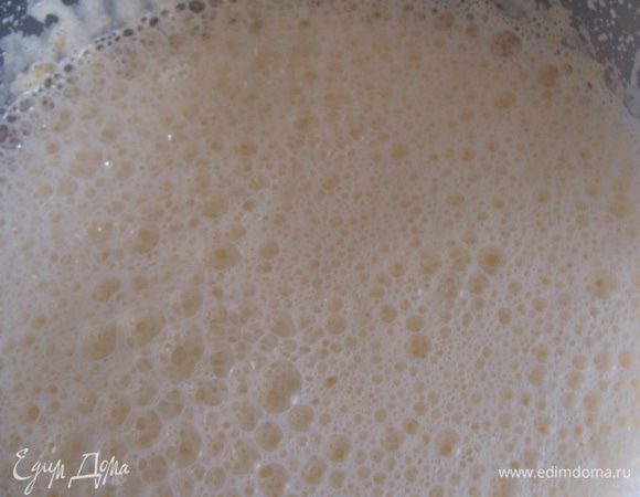 Желтки и крахмал взбить с сахаром в пену.