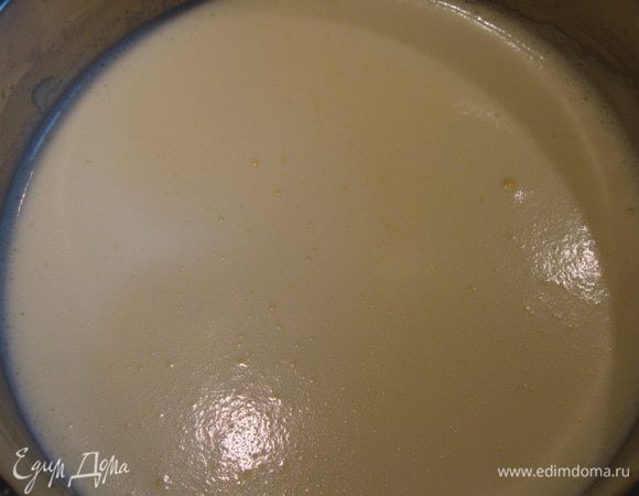 Долить половину сливок, перемешать и нагреть на медленном огне, постоянно помешивая, пока масса не загустеет. 
Я довела почти до кипения для профилактики болезней, передаваемых через яйца. Масса стала по консистенции как густая сметана.