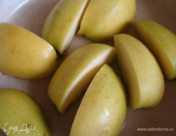 Пока охлаждаются сливки, яблоки освобождаем от косточек и пассируем на сковороде минут 7.
Таким образом в них образуется всем полезный нам пектин.
Когда они стали помягче, снимаем шкурку и измельчаем в блендере.
Смородину слегка разморозить, измельчить и протереть через мелкое сито.