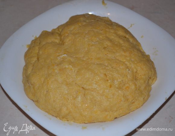 Для начала готовим тесто №1. Сливочное масло (или маргарин) немного размягчаем, добавляем муку, желтки, сахар, разрыхлитель, молоко и замешиваем мягкое тесто. Делим тесто на 2 части.