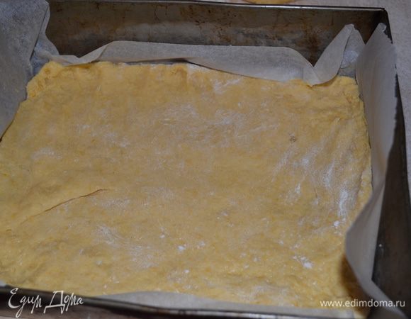 Одну часть теста раскатываем и выкладываем в форму для выпекания, размером примерно 25*35 см.