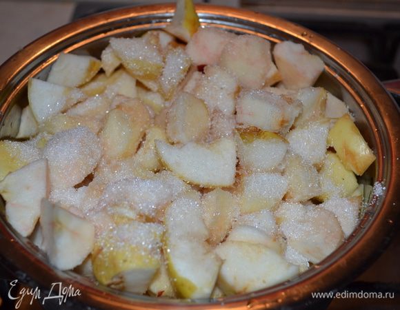 Готовим яблочную начинку. Яблоки очищаем от кожуры и семечек, режем на небольшие кубики. Добавляем сахар  и провариваем до размягчения яблок. В горячие яблоки добавляем манную крупу и хорошо размешиваем. Оставляем начинку охлаждаться.