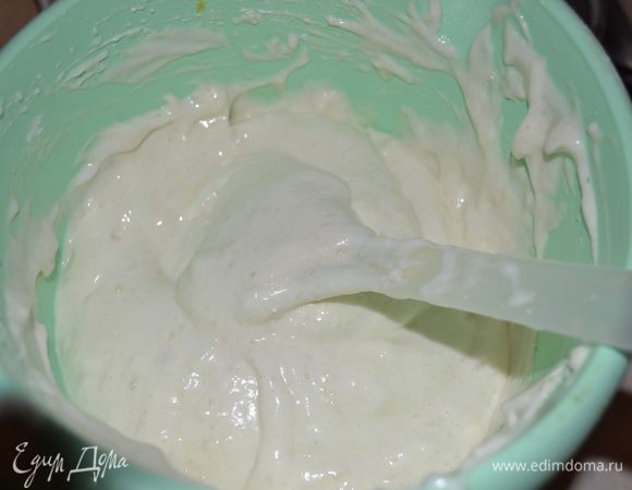 Готовим тесто №2. Белки взбиваем в пену, добавляем сахар и взбиваем до крутых пиков.