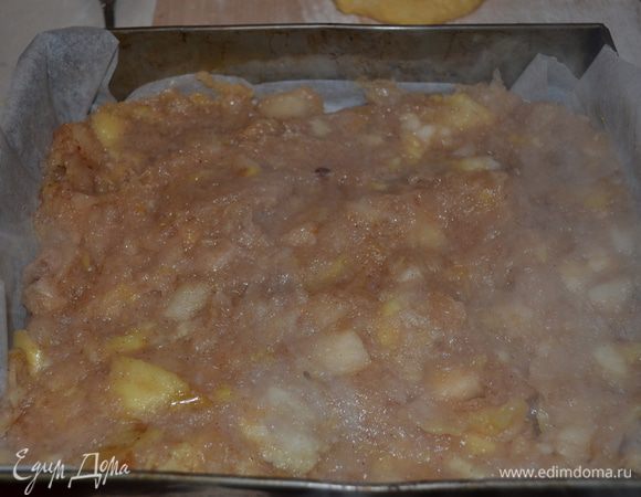 Добавляем лимонный сок, муку, разрыхлитель, крахмал, перемешиваем. Тесто делим на две части, в одну часть добавляем какао.
В форму для выпекания на тесто №1 выкладываем яблочную начинку.