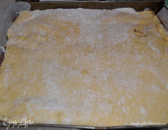 Последним слоем выкладывам вторую часть теста №1, предварительно раскатанное по размеру формы. Выпекаем при темп. 180 гр. - 50 минут. Пирог полностью охлаждаем, нарезаем порционно и посыпаем сахарной пудрой. 