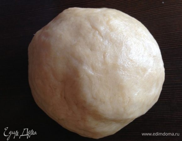 Для начала приготовим тесто. Соединим муку, масло и 2 столовые ложки сметаны. Муку регулируйте, тесто должно собираться в шар, но не быть тугим. Положим тесто в холодильник немного "отдохнуть".