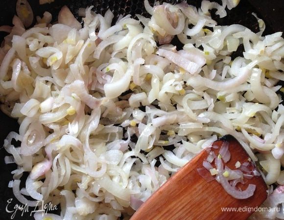 А пока подготовим начинку. Нарежем лук, не мелчим. У меня были маленькие луковицы, я их резала полукольцами. Обжарим лук до прозрачности и остудим. 