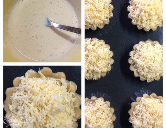 Пока подготовим заливку.  Взобьем яйцо с 1 ст. ложкой сметаны, солью и перцем по вкусу и зальем этой смесью лук. Я наливала чайной ложечкой.
Сверху посыпаем пироги натертым сыром и поставим в разогретую до 180 градусов духовку на 30 минут.