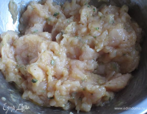 В фарш добавить чеснок,порубленую зелень,яйцо,соль,перец и хорошо перемешать.