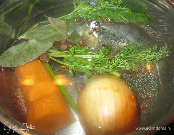 Для борща нужен наваристый душистый бульон. «Ну, какой же бульон из шампиньонов, да еще и мороженных!» - скажите вы и будете правы. Но я постараюсь. В полтора литра подсоленной воды положил половину луковицы с шелухой, морковь, веточки укропа, душистый и черный перец и гвоздику. Через двадцать минут варки получится неплохой овощной бульон. Пока подготовлю грибы.