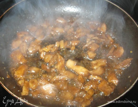 Шампиньоны выложил на разогретую с растительным маслом сковородку, подсолил и обжарил, чтобы вышла лишняя влага. В ступке растолок по пол чайной ложке зиры и семян горчицы. Добавил специи к грибам и полил их двумя столовыми ложками бальзамического уксуса. Сразу пошел крепкий аромат, чем - то напоминающий мясной. Грибы обжарил до темно-золотистого цвета и переложил в миску.