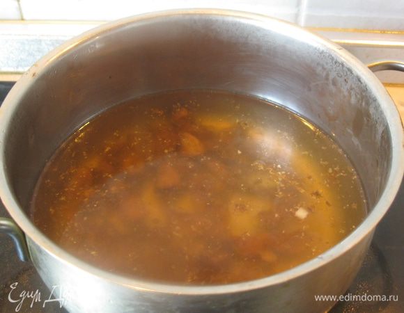 Откинул его в дуршлаг, добавил грибы и поставил вариться на среднем огне. Если бы вы не знали, как я его готовил, то могли бы решить, что он сварен из косточки.