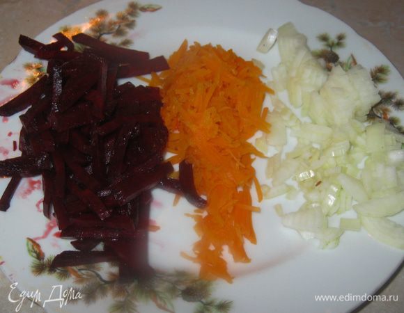 Теперь самое главное – заправка. Половину луковицы (на этот раз без шелухи), морковь из бульона и свеклу тонко нарезал. Форма и размер нарезки – дело исключительно вашего вкуса.