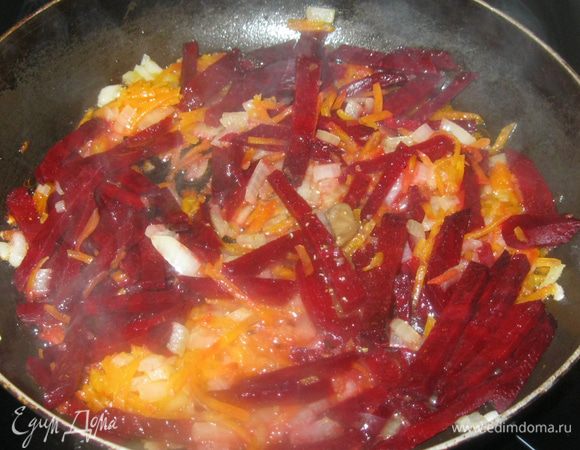 В пяти столовых ложках растительного масла в начале спассировал лук, потом добавил морковь, а за ней свеклу.